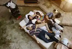 ¿Cómo matar a un esposo muerto? logo